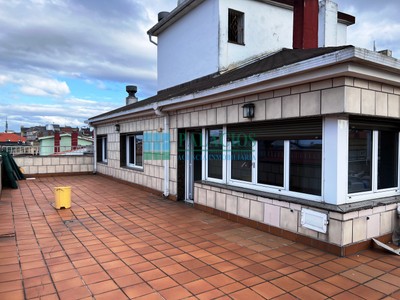Ático en venta en Oviedo, Valentin Masip, con 3 dormitorios, baño, 2 plazas de garaje, trastero, 2 balcones y 2 terrazas