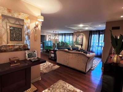 Piso en venta en Oviedo, Centro, con 4 dormitorios, 2 baños, aseo, plaza de garaje y 2 balcones