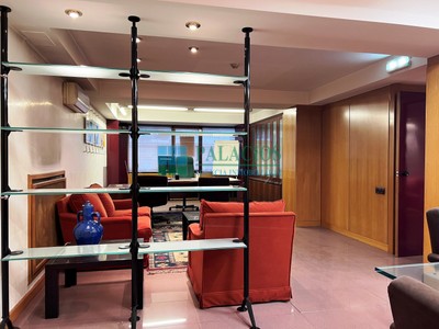 Oficina en venta en Oviedo, Uría / Iglesia De San Juan, con 4 aseos