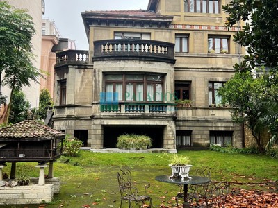 Chalet en venta en Oviedo, Auditorio, con 9 dormitorios, 7 baños, 2 aseos, 4 plazas de garaje y 2 terrazas
