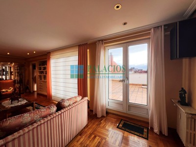 Ático en venta en Oviedo, Salesas, General Elorza, con 4 dormitorios, 2 baños y terraza
