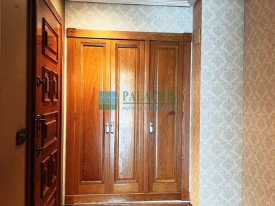 Piso en venta en Oviedo, Plaza De América, con 3 dormitorios, 2 baños, aseo, plaza de garaje, trastero y 3 balcones