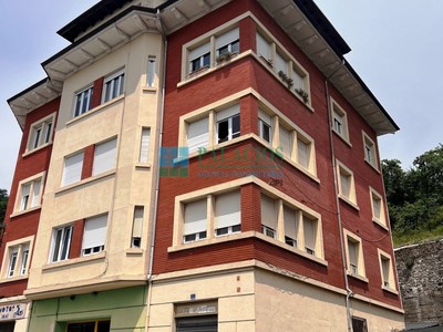 Piso en venta en Tineo, Centro, con 4 dormitorios, baño y plaza de garaje
