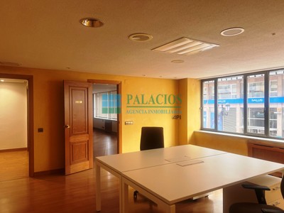 Oficina en alquiler en Oviedo, Centro, con 2 aseos