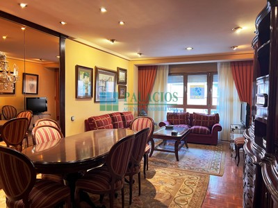 Piso en venta en Oviedo, con 5 dormitorios, 3 baños, plaza de garaje y trastero