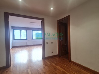 Piso en venta en Oviedo, Plaza De América, con 3 dormitorios, 2 baños, plaza de garaje y trastero