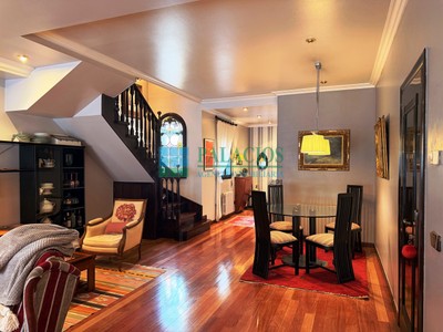 Duplex en venta en Oviedo, Centro / Uría, con 3 dormitorios, 3 baños, aseo y terraza