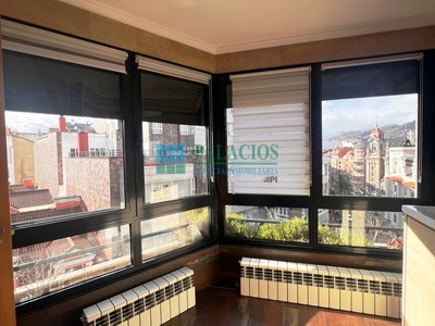 Piso en venta en Oviedo, con 3 dormitorios y 2 baños