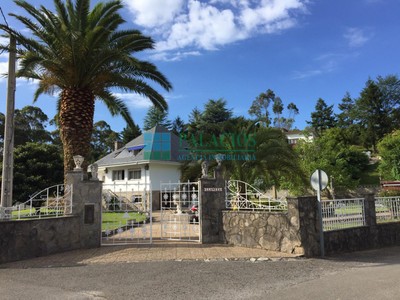 Chalet en venta en Rodiles, Playa De Rodiles, con 5 dormitorios, 2 baños, aseo, 2 plazas de garaje, trastero, 2 balcones, 3 terrazas y terreno