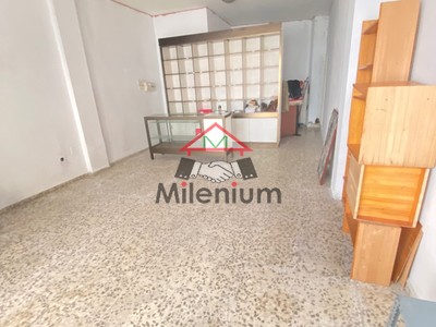 Locales en venta en Algeciras, Semicentro, con baño