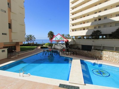 Piso en venta en Estepona, con 2 dormitorios, baño y plaza de garaje