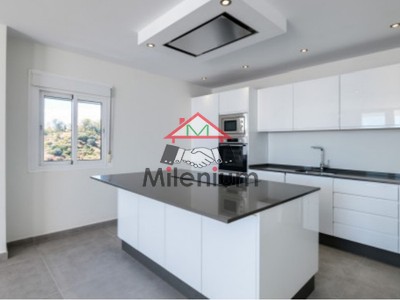 Ático en venta en Estepona, con 3 dormitorios, 2 baños, aseo, plaza de garaje y terraza