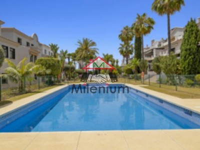 Apartamento en venta en Estepona, Marbella, con 3 dormitorios, 2 baños, aseo, 2 plazas de garaje y terraza