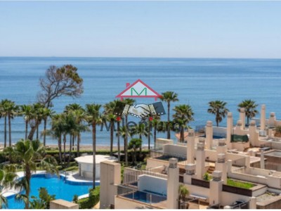 Duplex en venta en Estepona, con 2 dormitorios, 2 baños, plaza de garaje y terraza