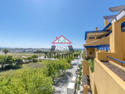 Apartamento en venta en Estepona, Marbella, con 3 dormitorios, 2 baños, aseo y terraza