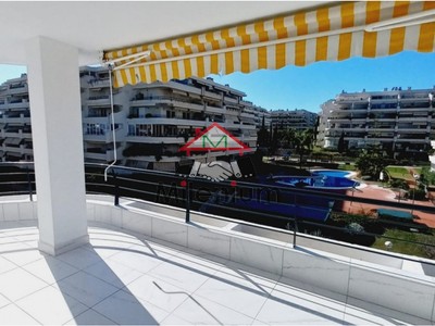 Apartamento en venta en Estepona, Marbella, con 3 dormitorios, 3 baños, plaza de garaje, trastero y terraza