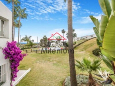 Duplex en venta en Estepona, Marbella, con 2 dormitorios, baño, plaza de garaje y terraza