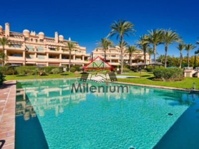 Apartamento en venta en Estepona, Marbella, con 2 dormitorios, 2 baños, plaza de garaje y terraza