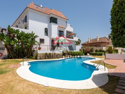 Apartamento en venta en Estepona, Marbella, con 3 dormitorios, 2 baños, plaza de garaje y terraza