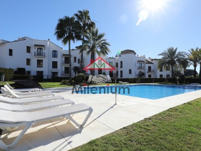 Apartamento en venta en Estepona, Marbella, con 3 dormitorios, 2 baños, plaza de garaje, trastero y terraza