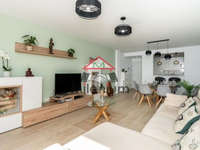 Piso en venta en Estepona, Marbella, con 3 dormitorios, 2 baños, plaza de garaje, trastero y terraza