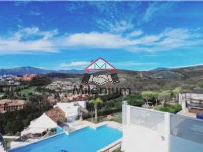 Piso en venta en Estepona, Marbella, con 2 dormitorios, 2 baños, plaza de garaje, trastero y terraza