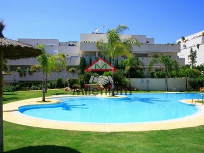 Apartamento en venta en Estepona, Marbella, con 2 dormitorios, 2 baños, plaza de garaje, trastero y terraza