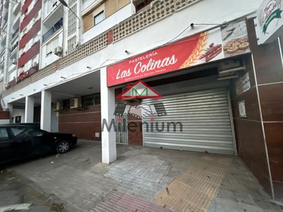 Locales en traspaso en Algeciras, Las Colinas, con baño