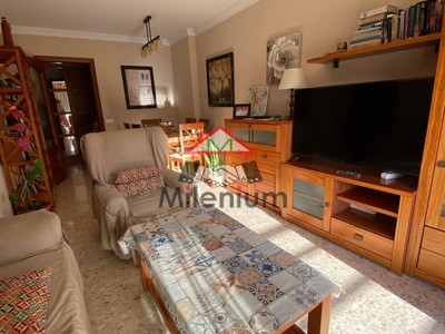 Piso en venta en Algeciras, San Bernabe, con 3 dormitorios, baño, plaza de garaje y balcón