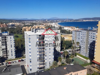 Piso en venta en Algeciras, con 3 dormitorios, baño y balcón
