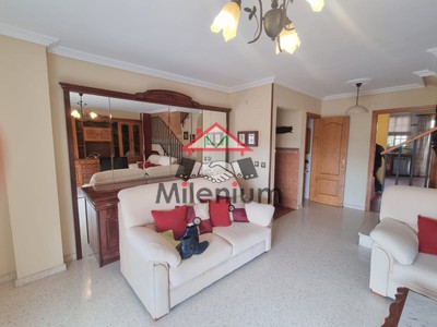 Adosado en venta en Algeciras, San Garcia, con 3 dormitorios, 2 baños, aseo, 4 plazas de garaje y terraza