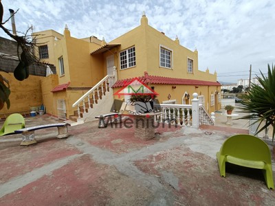 Chalet en venta en Algeciras, con 4 dormitorios y baño