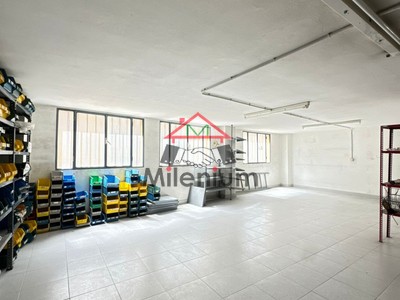 Locales en venta en Algeciras, con 2 dormitorios, baño y plaza de garaje