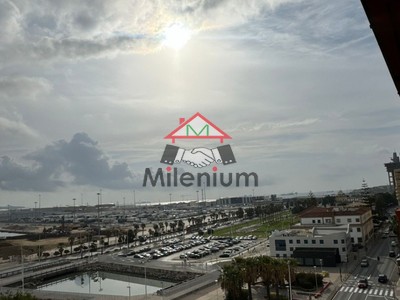 Piso en venta en Algeciras, Paseo Maritimo, con 4 dormitorios, baño y terraza