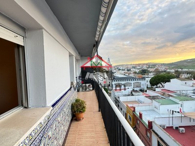 Piso en venta en Algeciras, con 3 dormitorios, baño y terraza