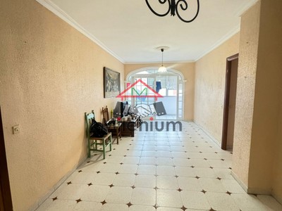 Piso en venta en Algeciras, con 3 dormitorios, baño y terraza
