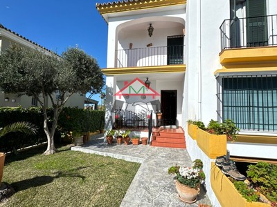 Chalet en venta en Algeciras, con 4 dormitorios, 3 baños y terraza