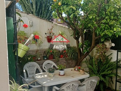 Adosado en venta en Algeciras, San Garcia, con 4 dormitorios, baño, aseo, plaza de garaje, balcón y terraza