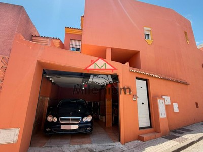 Casa en venta en Algeciras, con 3 dormitorios, 2 baños, aseo, plaza de garaje y terraza
