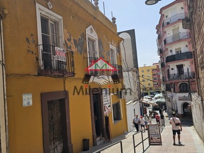 Edificio en venta en Algeciras, Semicentro, con 9 dormitorios, baño y aseo