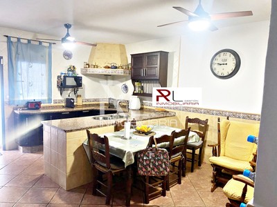 Chalet en venta en Estación De Cártama, Campo De Futbol, con 5 dormitorios, 3 baños, plaza de garaje y terraza