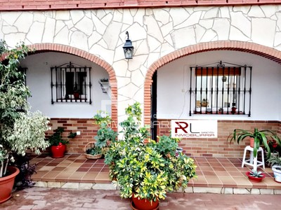 Casa mata en venta en Álora, con 3 dormitorios, 2 baños, trastero, balcón y terraza