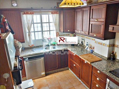 Chalet en venta en Estación De Cártama, Campo De Futbol, con 3 dormitorios, 2 baños, plaza de garaje, trastero y balcón