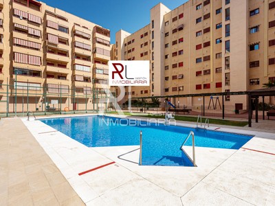 Piso en venta en Málaga, con 3 dormitorios, 2 baños, plaza de garaje y terraza