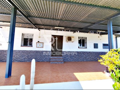 Casa en venta en Cártama, Zona Tranquila Y Muy Bien Comunicada, con 3 dormitorios, baño, plaza de garaje, trastero y terreno