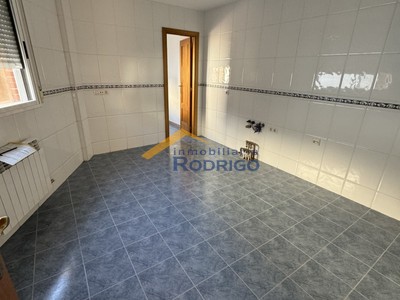 Chalet en venta en Villafria, con 3 dormitorios, 2 baños, aseo, plaza de garaje, trastero, 2 balcones y terraza