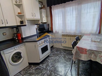 Piso en venta en Burgos, Gamonal, con 3 dormitorios, baño y terraza