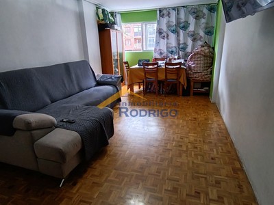Piso en venta en Burgos, Gamonal, con 4 dormitorios, baño, aseo y terraza