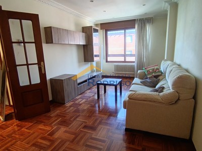 Piso en venta en Burgos, Gamonal, con 3 dormitorios, 2 baños, plaza de garaje, trastero y terraza