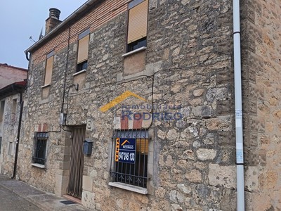 Casa en venta en Peñahorada, con 5 dormitorios, 2 baños, 2 plazas de garaje y trastero